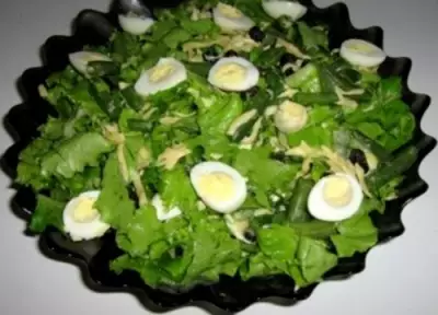 Салат с фасолью, перепелиными яйцами, сыром и изюмом