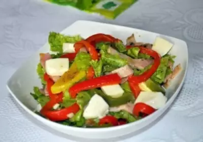 Овощной салат с бужениной и моцареллой