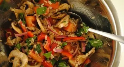Салат из овощей и бурого риса