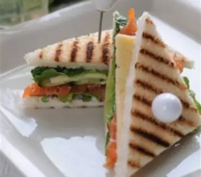 Клаб сэндвич с сыром, овощами и рыбой