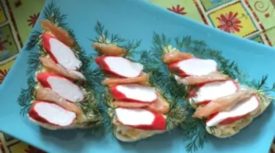 Новогодние бутерброды ёлочки с рыбой и крабовыми палочками