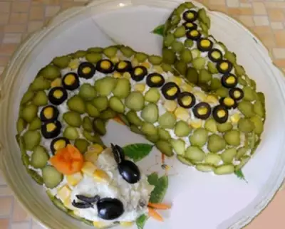 Новогодний салат змейка из куриных крылышек
