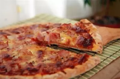 Американская пицца с колбасой салями и сыром