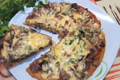 Пицца из картофеля с луком, грибами и сыром