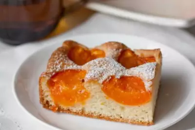 Бисквитный пирог с абрикосами и ванилью