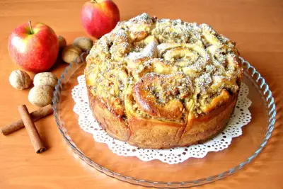 Пирог из «розочек» с яблоками и грецкими орехами