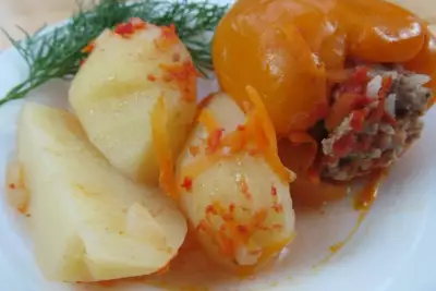 Фаршированный перец с фаршем и рисом в томатном соусе с картошкой