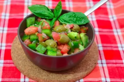 Салат из помидор и болгарского перца с острой заправкой