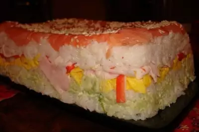 Суши-торт с креветками и авокадо