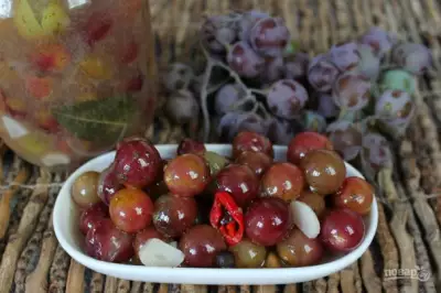 Маринованный виноград с горчицей