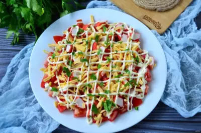 Салат с помидорами, крабовыми палочками, сыром и чесноком фото