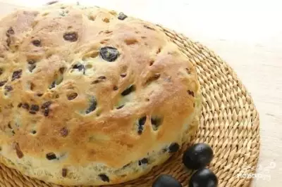 Хлеб с луком и маслинами