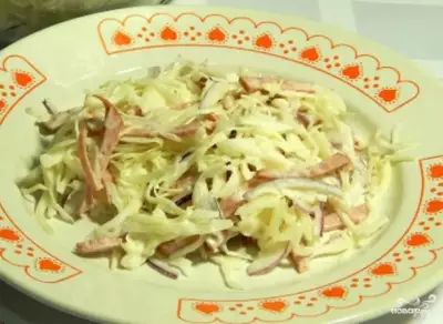 Салат с капустой и копченой колбасой