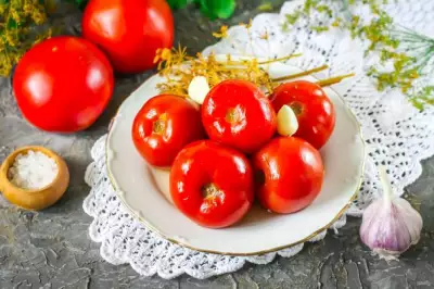 Квашеные помидоры с чесноком и зеленью