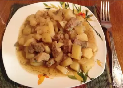 Картофель тушеный со свининой в мультиварке