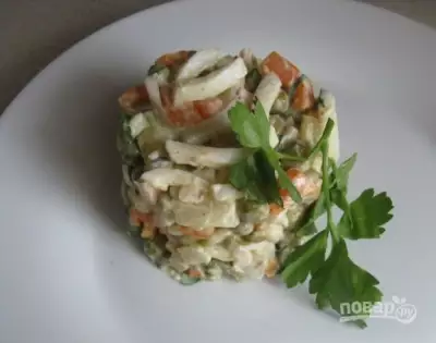 Салат с кальмарами и соленым огурцом фото
