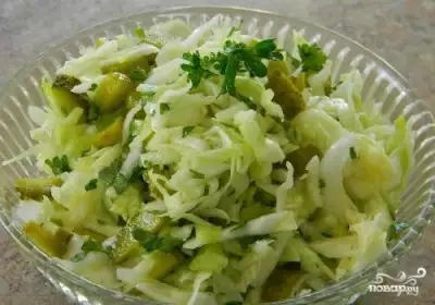 Салат из свежей капусты и соленых огурцов