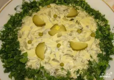 Куриный салат с солеными огурцами фото
