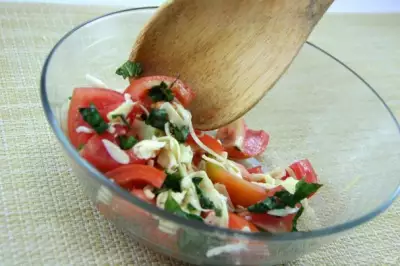 Салат с моцареллой и помидорами фото