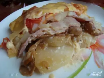 Картофель, запеченный с мясом и грибами фото