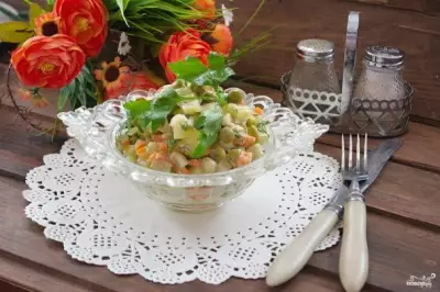 Картофельный салат с кальмарами и огурцами