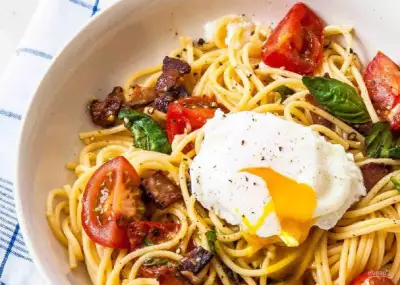 Спагетти с беконом томатами и яйцом пашот