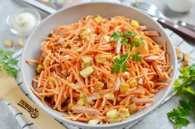 Салат с корейской морковью и сухариками фото