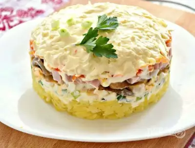 Новогодний салат с ветчиной, грибами, сыром, зеленым луком