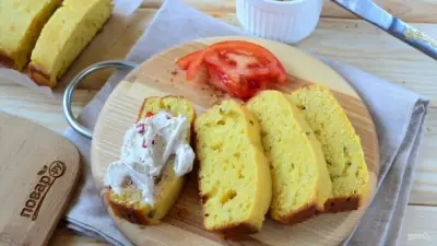 Кукурузный хлеб с маслом и яйцом