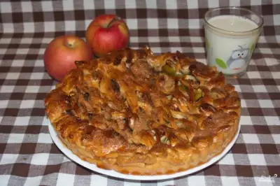 Пирог с яблоками из дрожжевого теста фото