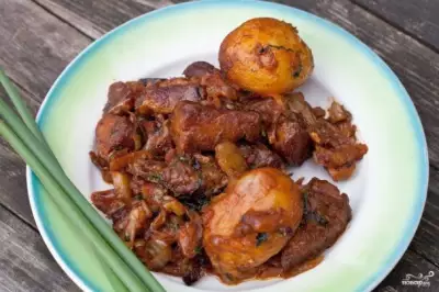 Картофель, тушенный со свининой и овощами