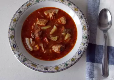 Томатный суп с капустой и мясом