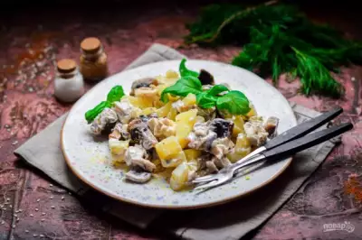 Салат с картошкой, грибами и курицей фото