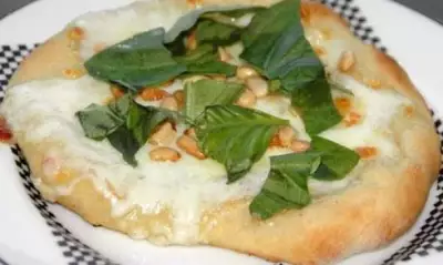 Пицца с сыром Моцарелла и кедровыми орешками фото