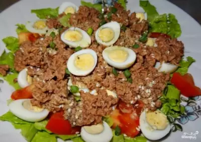 Салат с перепелиными яйцами и тунцом фото