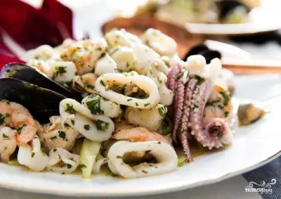 Салат из морепродуктов "Морской коктейль"