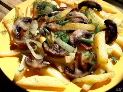 Картофель с грибами на сковороде