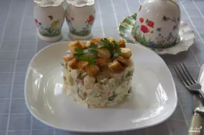 Салат с копченой курицей и сухариками