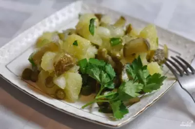 Салат картофельный с маринованными огурцами