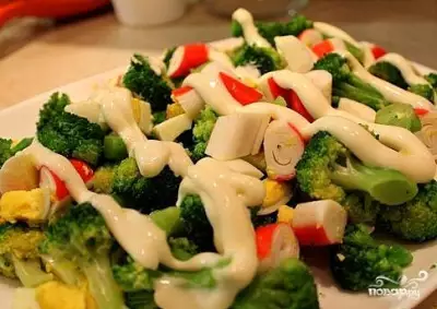 Крабовый салат с брокколи фото