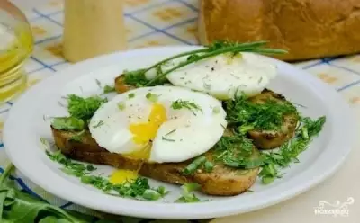 Яйца-пашот с тостами