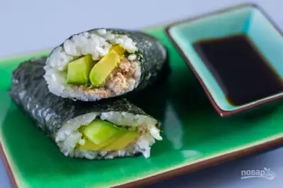 Консервированный тунец с рисом и авокадо фото