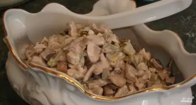 Салат куриный с грибами