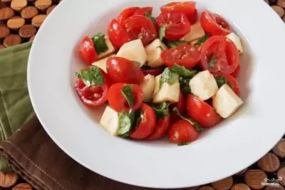 Салат с томатами черри