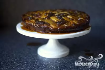 Перевернутый яблочный пирог с медом и имбирем
