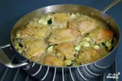 Рис с курицей в соусе в духовке