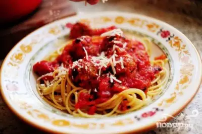 Спагетти с фрикадельками и соусом