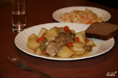 Картошка с мясом в чугунке в духовке