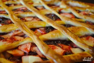 Дрожжевой пирог с яблоками и брусникой фото