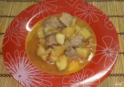 Картофель, тушенный со свининой и помидорами